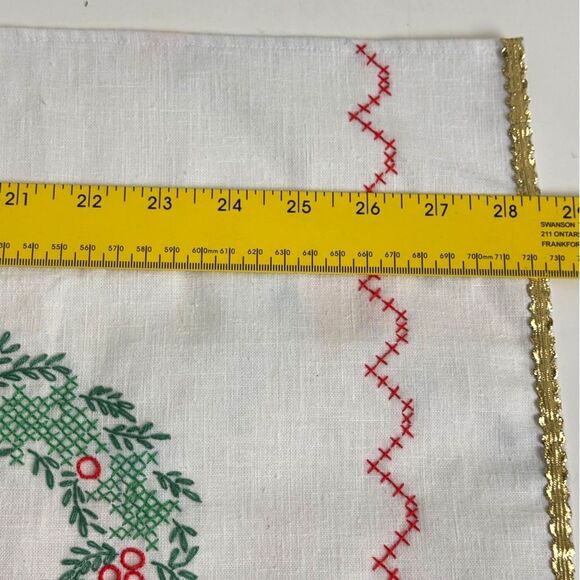 Vintage Handmade Embroidered Wreath Christmas Tea Towel - Picture 6 of 6